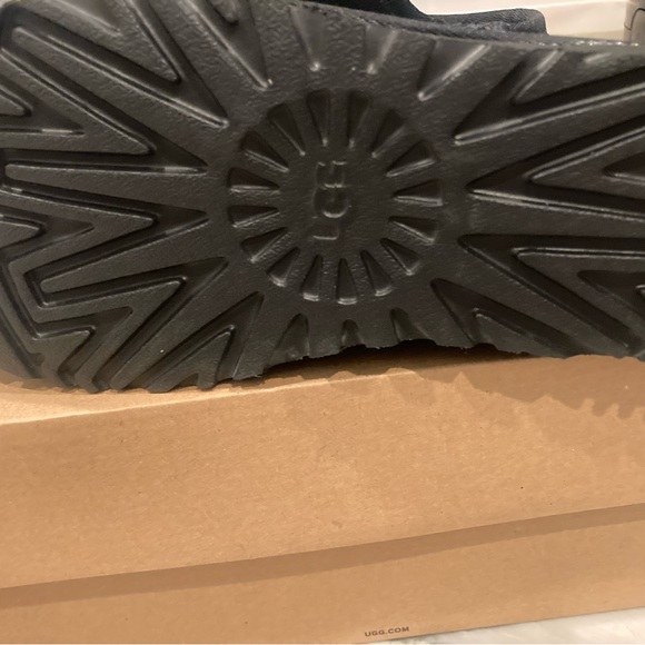 Brand new women black classic UGG slipper size 7 box lid is ripped - Picture 4 of 7